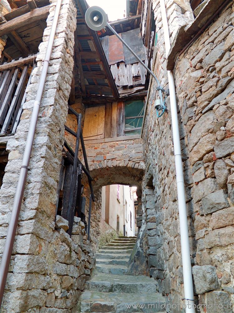 Campiglia Cervo (Biella, Italy) - Archway between the old houses of the fraction Sassaia